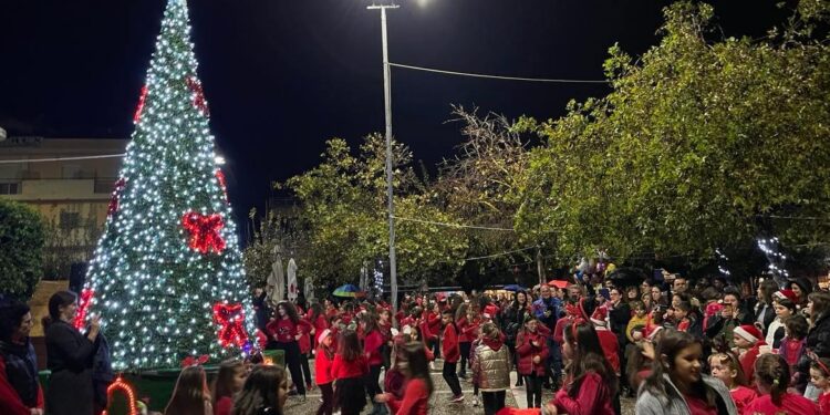 ΔΗΜΟΣ ΖΑΧΑΡΩΣ: Σε χαρμόσυνο και γιορτινό κλίμα η φωταγώγηση του χριστουγεννιάτικου δέντρου στην κεντρική πλατεία Ζαχάρως