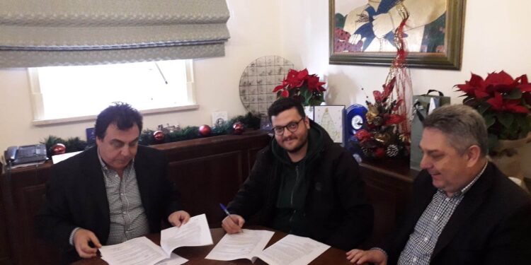 ΔΗΜΟΣ ΠΥΡΓΟΥ: Υπεγράφη η σύμβαση για έργο οδοποιίας με ασφαλτοστρώσεις στις Κοινότητες Κατσαρού και Αγίων Αποστόλων