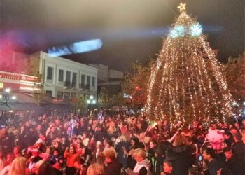 Ανάβει το χριστουγεννιάτικο δέντρο στην T.K. Καράτουλα