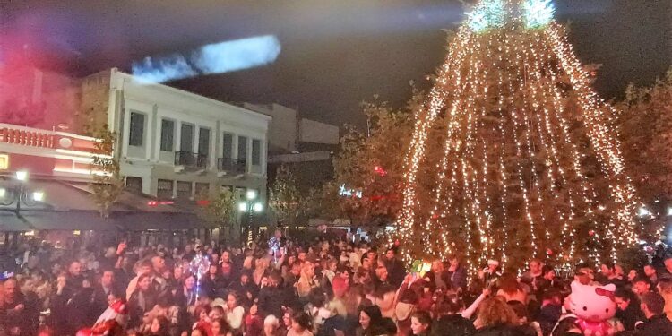 Ανάβει το χριστουγεννιάτικο δέντρο στην T.K. Καράτουλα