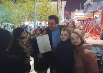 Ο Πύργος έλαμψε στην φαντασμαγορική φωταγώγηση του χριστουγεννιάτικου δέντρου! (φωτος)