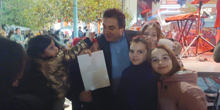 Ο Πύργος έλαμψε στην φαντασμαγορική φωταγώγηση του χριστουγεννιάτικου δέντρου! (φωτος)