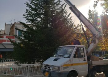ΔΗΜΟΣ ΠΥΡΓΟΥ: Στολίστηκε το χριστουγεννιάτικο δέντρο