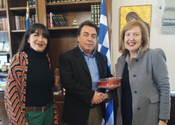 ΔΗΜΟΣ ΠΥΡΓΟΥ: Χριστουγεννιάτικα δώρα και γλυκά από τα παιδιά του ΕΕΕΕΚ στον Δήμαρχο Παναγιώτη Αντωνακόπουλο