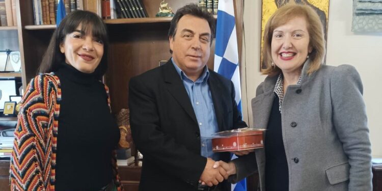 ΔΗΜΟΣ ΠΥΡΓΟΥ: Χριστουγεννιάτικα δώρα και γλυκά από τα παιδιά του ΕΕΕΕΚ στον Δήμαρχο Παναγιώτη Αντωνακόπουλο