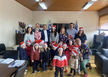 Τα κάλαντα στον Δήμαρχο Ανδραβίδας-Κυλλήνης! (φωτος)