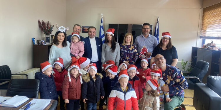 Τα κάλαντα στον Δήμαρχο Ανδραβίδας-Κυλλήνης! (φωτος)