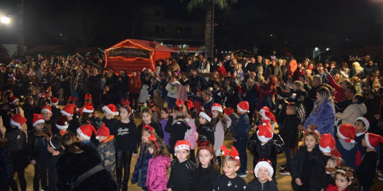 ΔΗΜΟΣ ΑΝΔΡΑΒΙΔΑΣ – ΚΥΛΛΗΝΗΣ: Σε γιορτινή ατμόσφαιρα η φωταγώγηση του Χριστουγεννιάτικου Δέντρου της Βάρδας (φωτος)