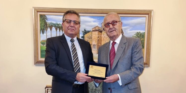 Ο διακεκριμένος καθηγητής Χρήστος Τσάμης στον Δήμαρχο Πηνειού