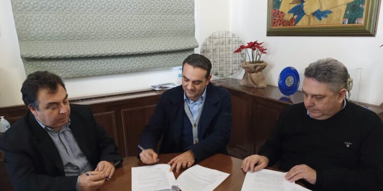 Δήμος Πύργου  Υπεγράφη η σύμβαση διαμόρφωσης χώρου στις παιδικές χαρές Βουνάργου, Καράτουλα και Μυρτιάς