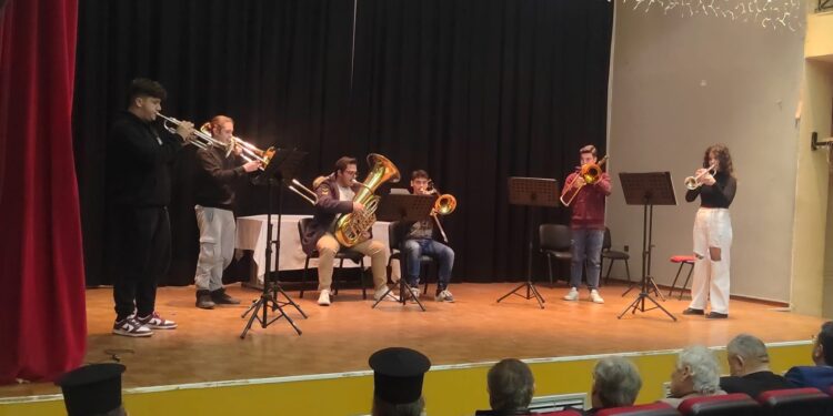 Πλήθος κόσμου στην κοπή της πίτας της Φιλαρμονικής Λεχαινών (φωτος)