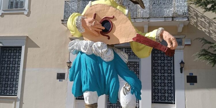 ΔΗΜΟΣ ΠΥΡΓΟΥ: Εντυπωσιακοί μπάστακες και μάσκες στολίζουν τον Πύργο