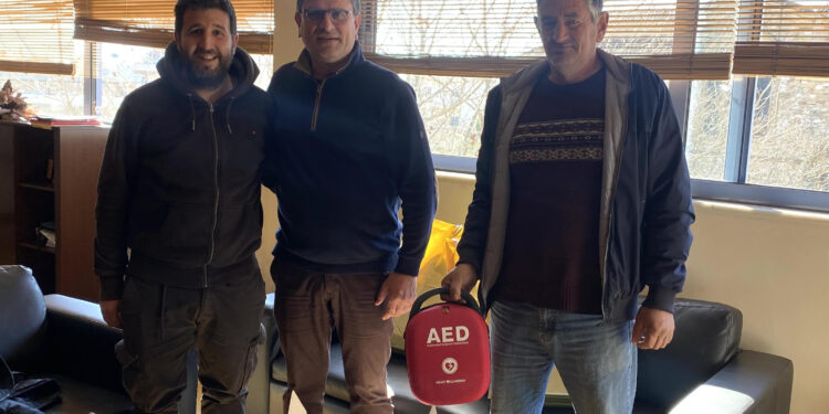 Προμήθεια και παράδοση απινιδωτών στις ποδοσφαιρικές ομάδες