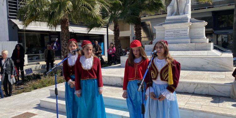 ΔΗΜΟΣ ΗΛΙΔΑΣ: Οι μαθητές τιμούν τους ήρωες! (φωτος)