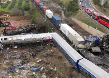 ΤΡΑΓΩΔΙΑ ΣΤΑ ΤΕΜΠΗ: 32 Νεκροί από την σύγκρουση δυο τρένων (φωτος)