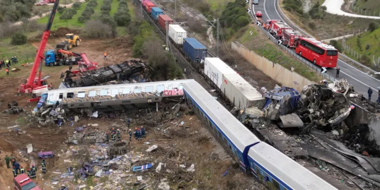 ΤΡΑΓΩΔΙΑ ΣΤΑ ΤΕΜΠΗ: 32 Νεκροί από την σύγκρουση δυο τρένων (φωτος)