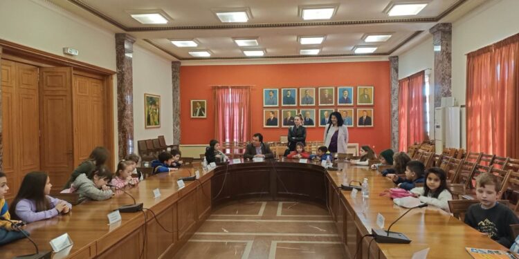 ΔΗΜΟΣ ΠΥΡΓΟΥ: Μαθητές και εκπαιδευτικοί του 7ου δημοτικού σχολείου επισκέφτηκαν το Λάτσειο Δημοτικό Μέγαρο