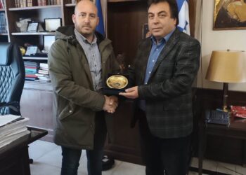 ΔΗΜΟΣ ΠΥΡΓΟΥ: O Δήμαρχος τίμησε τον αλιέα Νίκο Χιώνη που έσωσε αθλητή του kite surf