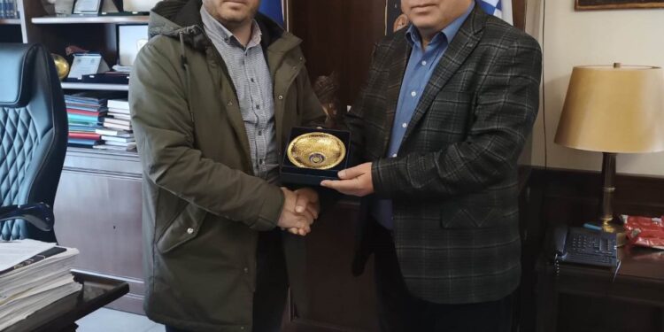 ΔΗΜΟΣ ΠΥΡΓΟΥ: O Δήμαρχος τίμησε τον αλιέα Νίκο Χιώνη που έσωσε αθλητή του kite surf