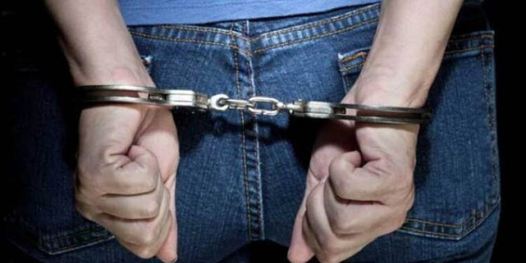 Συνελήφθη υπάλληλος εταιρείας που σκηνοθέτησε ληστεία σε βάρος του στην Αιγιαλεία