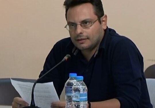 “Η πολιτική υποκρισία των… πορφυρογέννητων Καραμανλήδων”