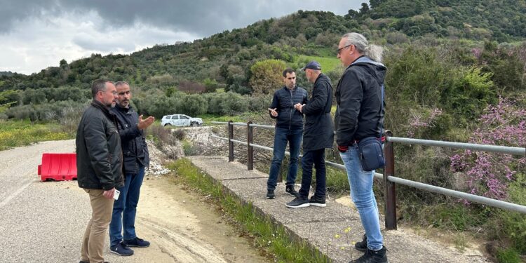 Αυτοψία Αντιπεριφερειάρχη Π.Ε. Ηλείας Β. Γιαννόπουλου, στη γέφυρα της Βάλμης, με στελέχη των Διευθύνσεων Τεχνικών Έργων