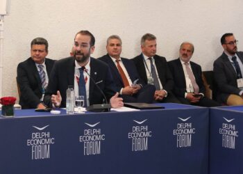 Ο Ν. ΦΑΡΜΑΚΗΣ ΣΤΟ ΟΙΚΟΝΟΜΙΚΟ ΦΟΡΟΥΜ ΔΕΛΦΩΝ: “Αναγκαιότητα να δοθεί αποφασιστικός ρόλος στις Περιφέρειες”