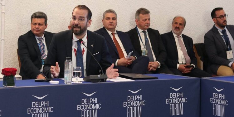 Ο Ν. ΦΑΡΜΑΚΗΣ ΣΤΟ ΟΙΚΟΝΟΜΙΚΟ ΦΟΡΟΥΜ ΔΕΛΦΩΝ: “Αναγκαιότητα να δοθεί αποφασιστικός ρόλος στις Περιφέρειες”