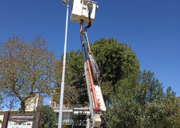 ΔΗΜΟΣ ΑΝΔΡΑΒΙΔΑΣ – ΚΥΛΛΗΝΗΣ: Αντικατάσταση των προβολέων φωτισμού στις κεντρικές πλατείες