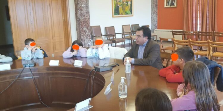 Μαθητές και εκπαιδευτικοί της Β’ τάξης του 7ου Δημοτικού σχολείου στο Λάτσειο Δημοτικό Μέγαρο