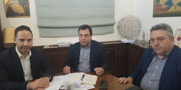 ΔΗΜΑΡΧΟΣ ΠΥΡΓΟΥ: Υπέγραψε συμβάσεις για καθαρισμούς δρόμων και ζωνών εν όψει αντιπυρικής περιόδου