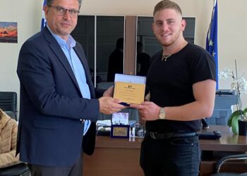 ΔΗΜΟΣ ΑΝΔΡΑΒΙΔΑΣ – ΚΥΛΛΗΝΗΣ: Τίμησε τον ήρωα των Τεμπών Ανδρέα Αλικανιώτη!