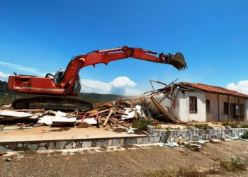 ΑΕΡΟΔΡΟΜΙΟ ΕΠΙΤΑΛΙΟΥ: Απομακρύνθηκε το επικίνδυνο εγκαταλελειμμένο κτίριο