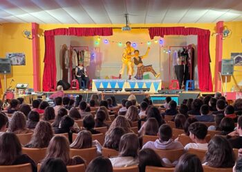 ΔΗΜΟΣ ΖΑΧΑΡΩΣ: Φιλοξένησε την κωμωδία «Του Κουτρούλη ο Γάμος» από το Άρμα Θέσπιδος του ΔΗ.ΠΕ.ΘΕ. στο Δημοτικό Σχολείο της πόλης