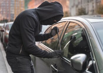 ΠΥΡΓΟΣ: Αφαίρεσαν αυτοκίνητο και χρηματικό ποσό