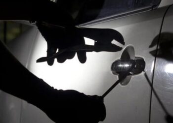 Συνελήφθη άνδρας στην Αμαλιάδα για κλοπές σε σταθμευμένα αυτοκίνητα και γραφείο