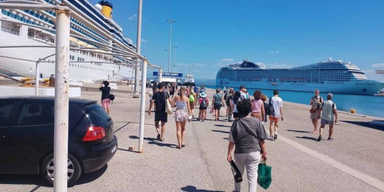 ΔΗΜΑΡΧΟΣ ΠΥΡΓΟΥ: “Ζητείται παρέμβαση της ΕΛΑΣ για την αντιμετώπιση του φαινομένου φορτικής επαιτείας στους επισκέπτες από τα κρουαζιερόπλοια στο Κατάκολο”