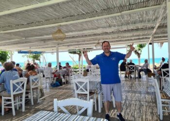Ο Νίκος πήρε τη… σκούπα!
