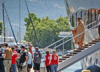 NAYΑΓΙΟ ΣΤΗ ΠΥΛΟ: Πληροφορίες για εντοπισμό 6 διακινητών ανάμεσα στους διασωθέντες