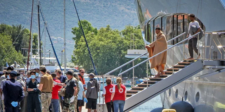 NAYΑΓΙΟ ΣΤΗ ΠΥΛΟ: Πληροφορίες για εντοπισμό 6 διακινητών ανάμεσα στους διασωθέντες