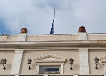 Μεσίστια κυματίζει η Ελληνική σημαία στο Λάτσειο Δημοτικό Μέγαρο