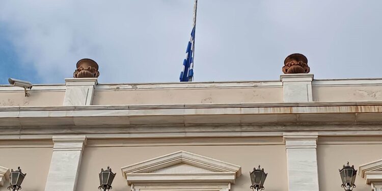 Μεσίστια κυματίζει η Ελληνική σημαία στο Λάτσειο Δημοτικό Μέγαρο