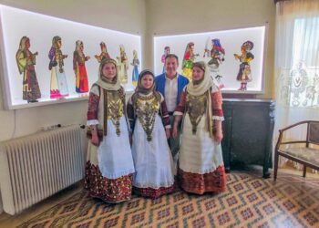 Η παραδοσιακή φορεσιά στο Θέατρο Σκιών!