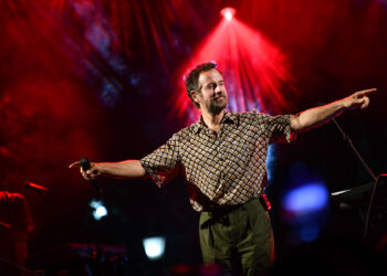 Μάγεψε ο Κωστής Μαραβέγιας στην κεντρική πλατεία του Πύργου (φωτος)