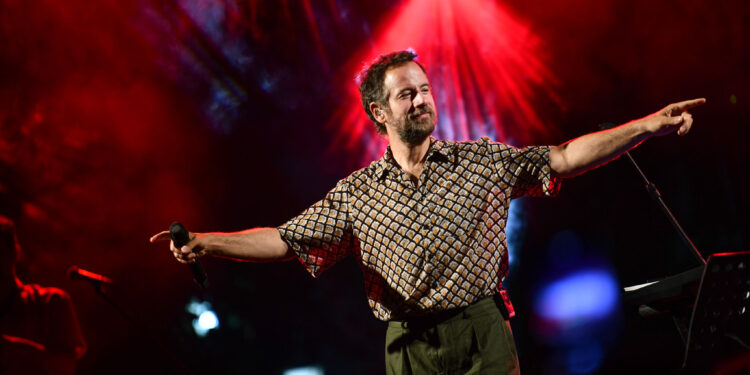 Μάγεψε ο Κωστής Μαραβέγιας στην κεντρική πλατεία του Πύργου (φωτος)