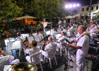 ΝΙΚΟΣ ΚΟΡΟΒΕΣΗΣ: “Μαγικές στιγμές στη Ζαχάρως από την Μπάντα του Πολεμικού Ναυτικού”