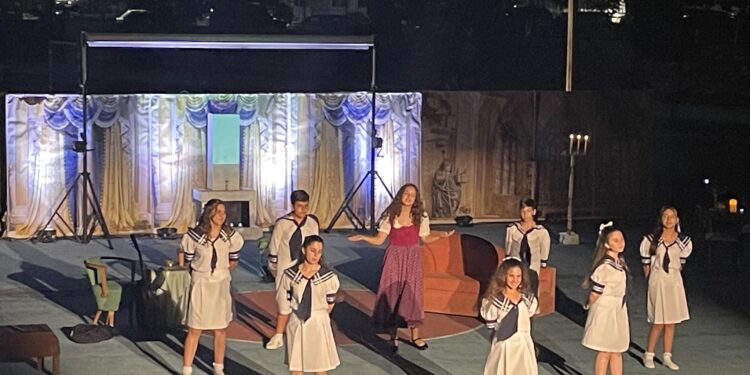 Συγκίνηση, γέλιο και αισιοδοξία χάρισε στο κοινό “Η Μελωδία της Ευτυχίας” από τους μαθητές και τις μαθήτριες του Γυμνασίου Ζαχάρως