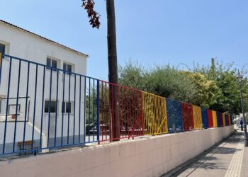 ΔΗΜΟΣ ΖΑΧΑΡΩΣ: Νέα όψη στο Δημοτικό Σχολείο μετά το βάψιμο των κάγκελων περίφραξη