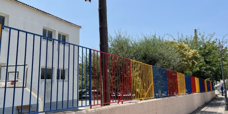 ΔΗΜΟΣ ΖΑΧΑΡΩΣ: Νέα όψη στο Δημοτικό Σχολείο μετά το βάψιμο των κάγκελων περίφραξη