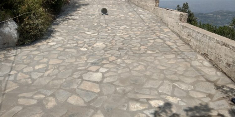 ΔΗΜΟΣ ΖΑΧΑΡΩΣ: Σε εξέλιξη η πλακόστρωση του δρόμου προς την Παναγίτσα στην τοπική κοινότητα Σμέρνας!